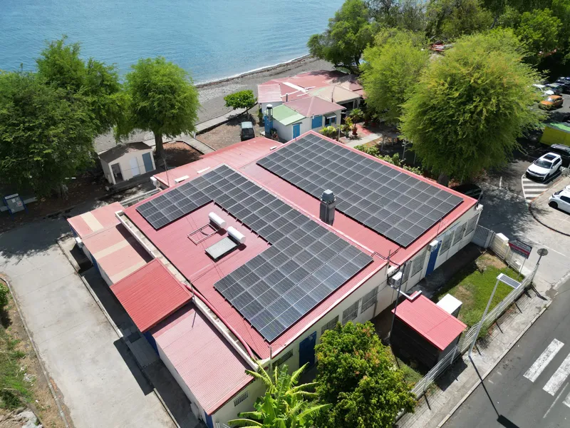 Installation photovoltaïque en toiture sur un bâtiment de bord de mer en Guadeloupe