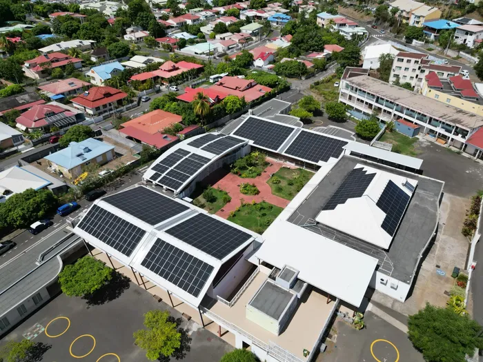 Toiture solaire avec canopée photovoltaïque à l'École Bourg, Vieux-Habitants